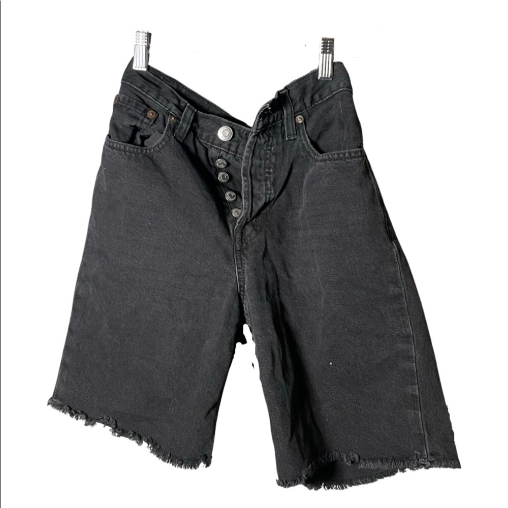 A little bit over the knee shorts in good conditions. HIGH RISE